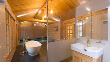 Special Pool Villa (Warm pool) | Phòng tắm | Vòi sen/bồn tắm kết hợp, bồn tắm ngâm, đồ dùng nhà tắm miễn phí