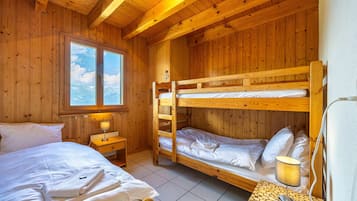 4 bedrooms, free WiFi, bed sheets