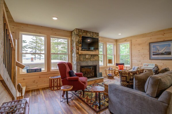Smart TV, fireplace, DVD player, books - LOVELY, LUXURY, NEW BIG SEBAGO HOUSE, WATER ACCESS,
INCLUDES DOCK & MOORING (Standish)