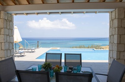 Villa Paradise Blue, AMAZING Sea& Mountain Views,Walk to the Beach