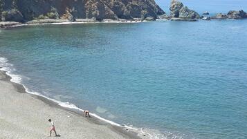 En la playa, camastros y toallas de playa