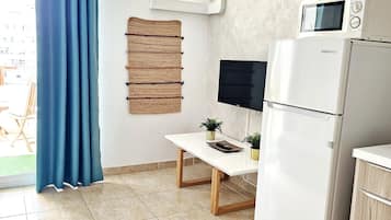 KĂŒhlschrank, Mikrowelle, Ofen, Wasserkocher mit Kaffee-/Teezubehör