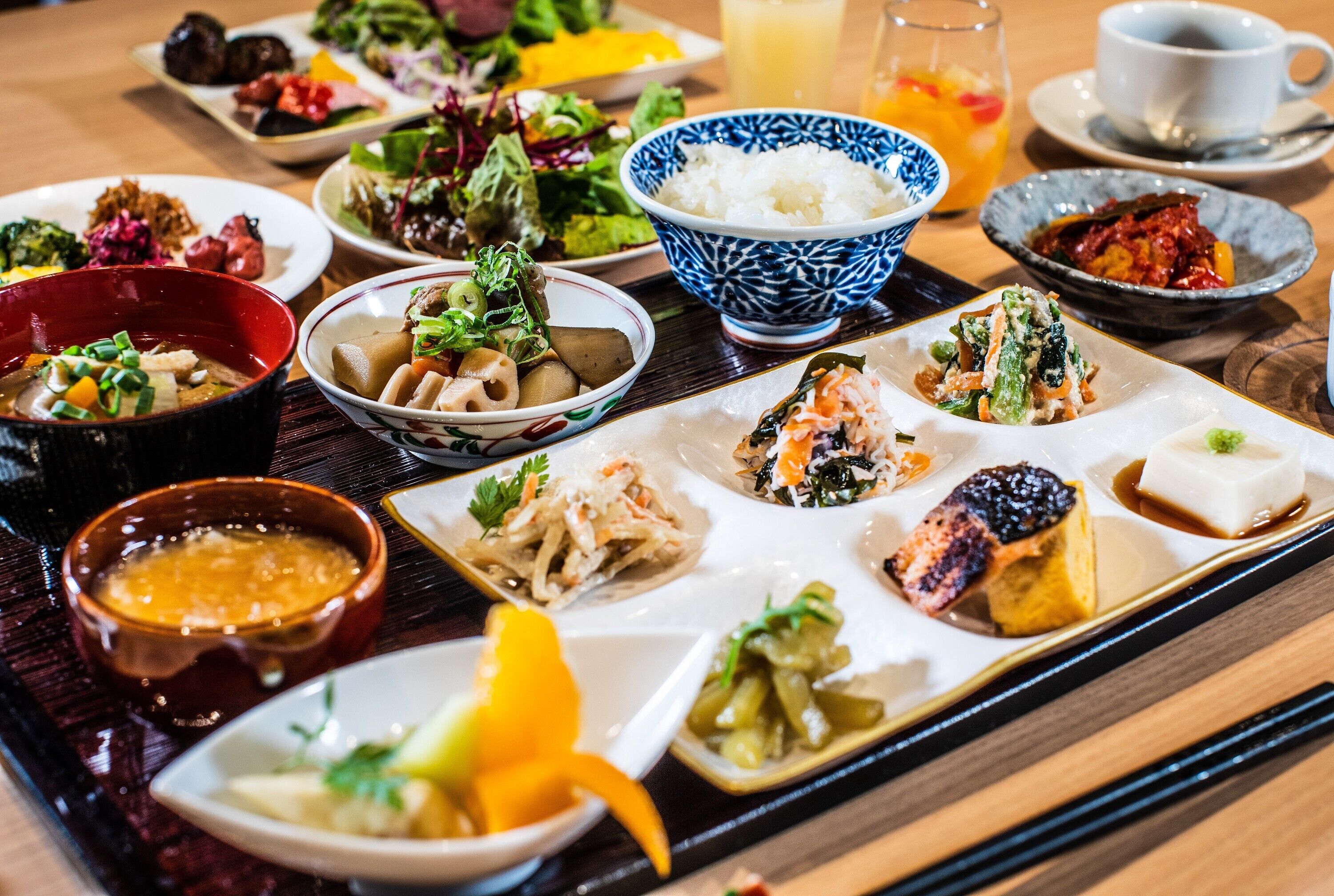 อาหารเช้าแบบบุฟเฟ่ต์ทุกวัน (JPY 2200 ต่อคน)