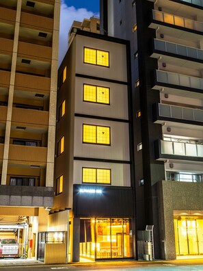 住宿正面 - 傍晚/夜晚