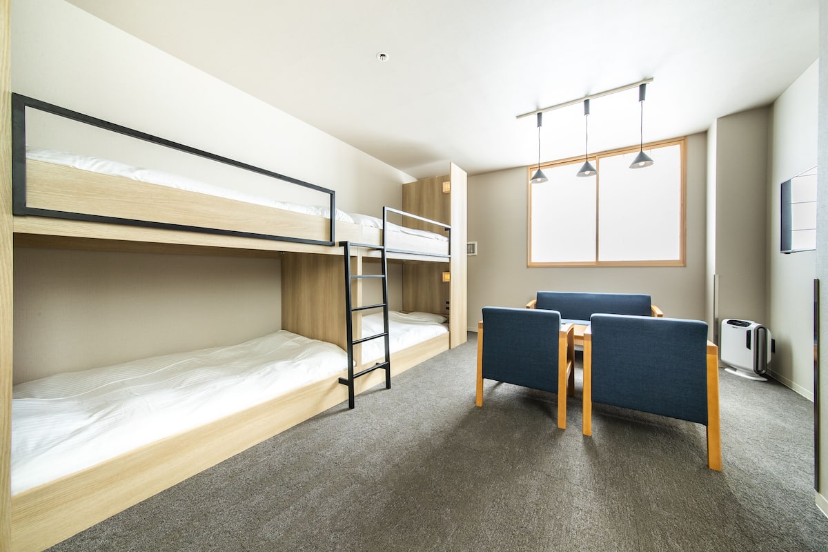 Vierbettzimmer | Laptopgeeigneter Arbeitsplatz, kostenloses WLAN, Bettwäsche