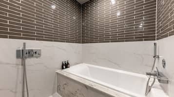 Quarto luxo (8 PM Check-in on Friday-Sunday) | Banheiro | Banheira de hidromassagem, produtos de toalete de grife