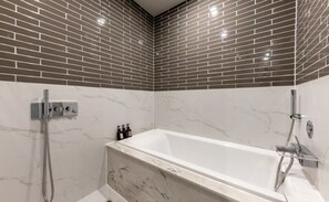 Deluxe Room (8 PM Check-in on Friday-Sunday) | Bathroom | Jetted bath, designer toiletries, hair dryer, bathrobes - Brown Dot Hotel Deokcheon (Busan)