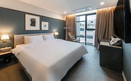 Decoración personalizada, cortinas blackout y sistema de insonorización