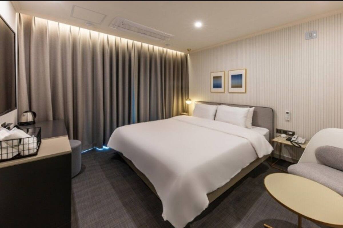 Standard Room (8 PM Check-in on Friday-Sunday)
