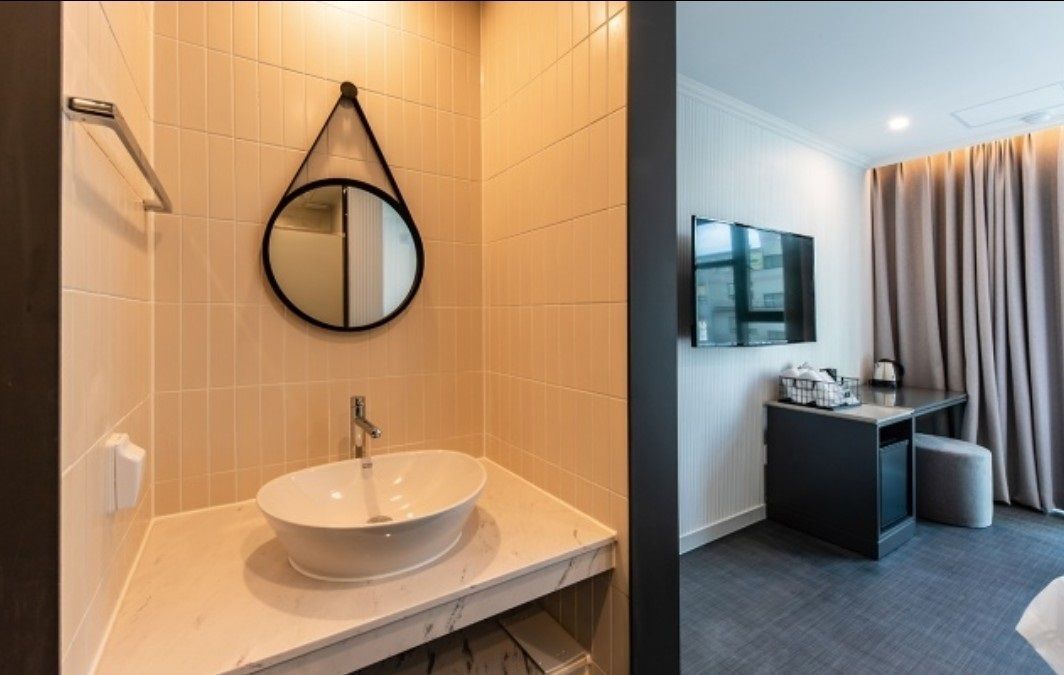 standard room (8 pm check-in on friday-sunday) | bathroom sink