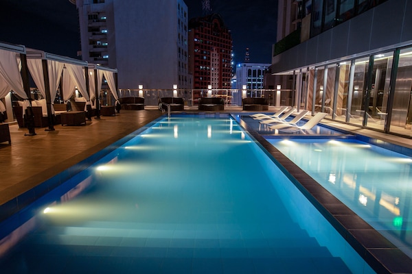 Udendørs pool, åben fra kl. 07.00 til kl. 22.00, gratis hytter