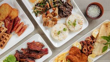 Desayuno continental (PHP 800 por persona)