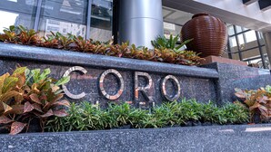Entrada de un edificio con el nombre 
