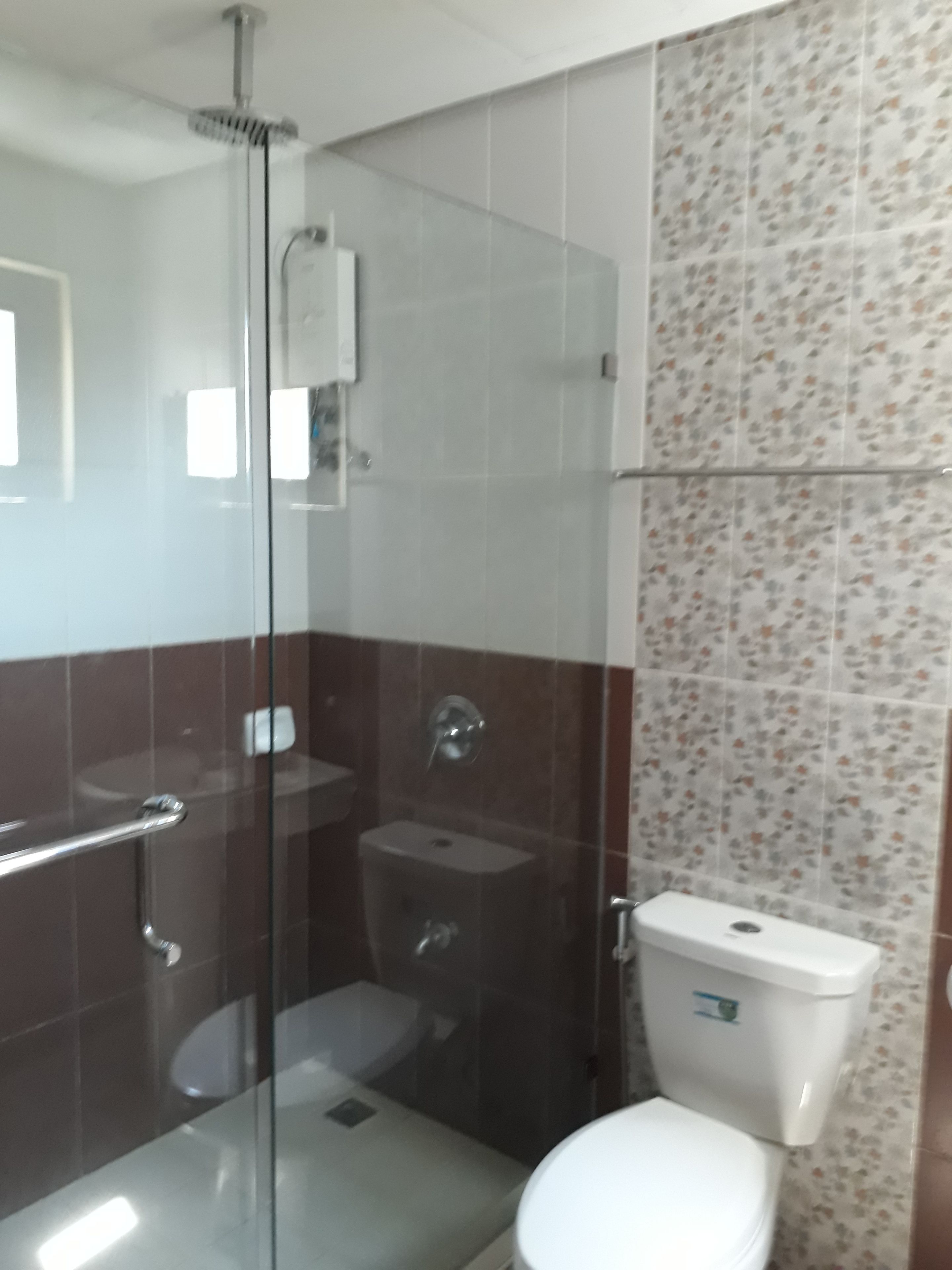 Habitación familiar | Baño | Ducha, artículos de higiene personal gratuitos, bidé y toallas