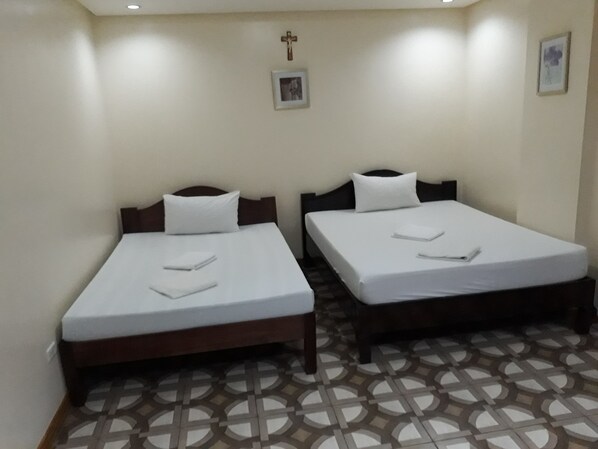 Egyptian cotton sheets, premium bedding, memory foam beds, desk - WMV Hotel & Restaurant (Infanta)