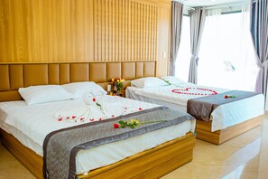 Vierpersoonskamer, balkon | Een kluis op de kamer, een bureau, gratis wifi, beddengoed