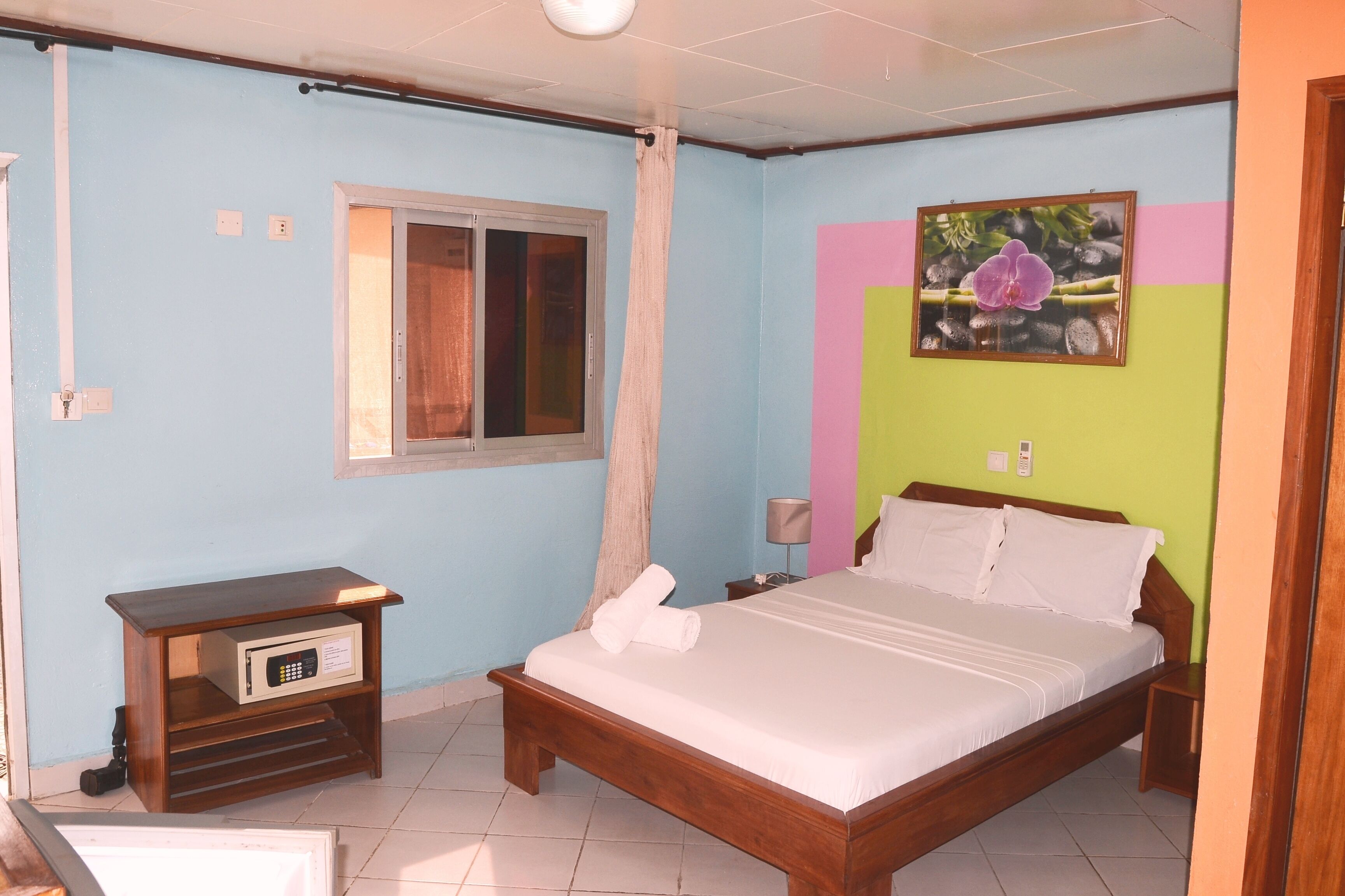 1 室のベッドルーム、WiFi (無料)