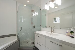 Ensemble douche/baignoire, baignoire à jets, sèche-cheveux
