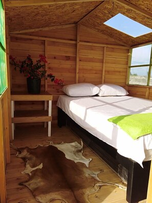 Individually furnished, bed sheets