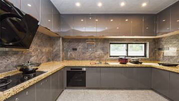 Villa | Eigene Küche | Kühlschrank, Herdplatte, Wasserkocher, Kochgeschirr/Geschirr/Besteck