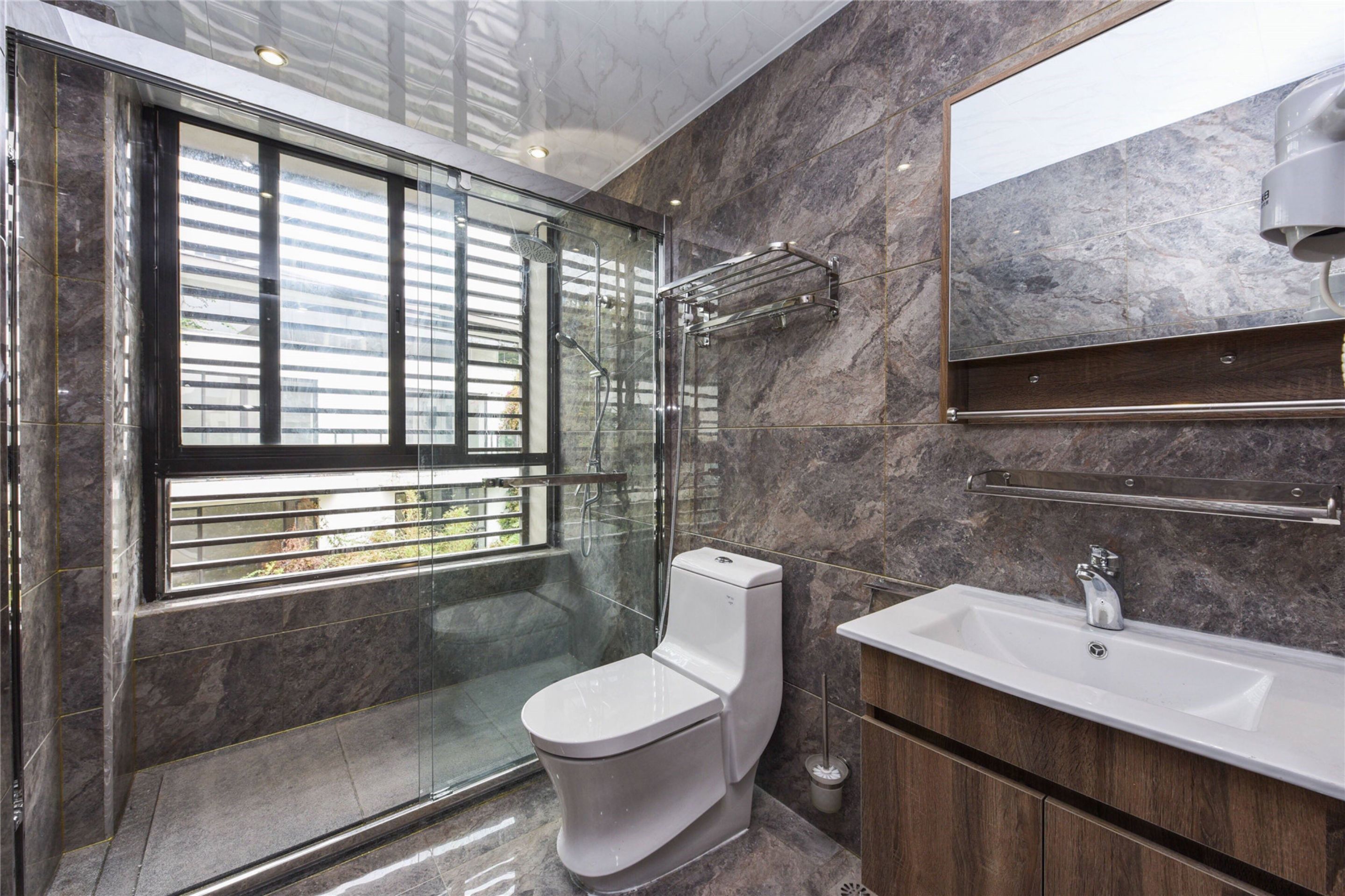 Villa | Badezimmer | Dusche, kostenlose Toilettenartikel, Haartrockner, Handtücher