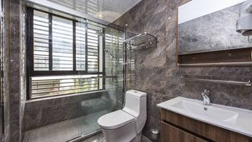 Villa | Badezimmer | Dusche, kostenlose Toilettenartikel, Haartrockner, Handtücher