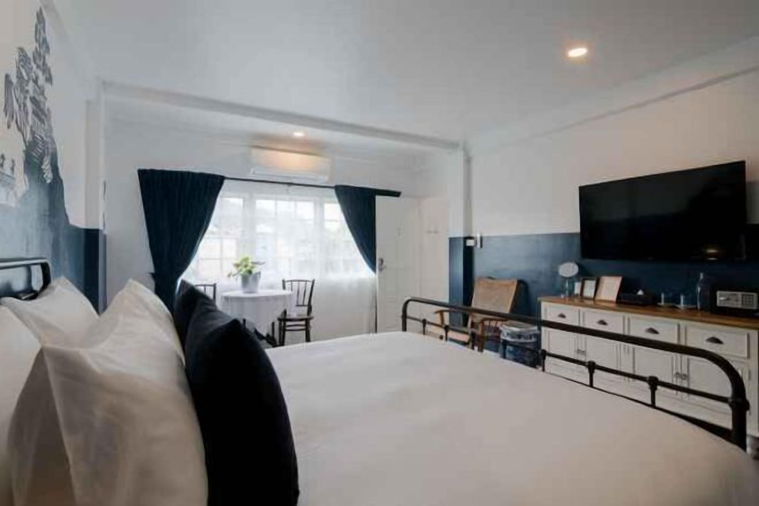 Zimmersafe, Verdunkelungsvorhänge, kostenloses WLAN, Bettwäsche