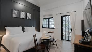 Deluxe Twin Room | In-room safe, blackout drapes, free WiFi, bed sheets