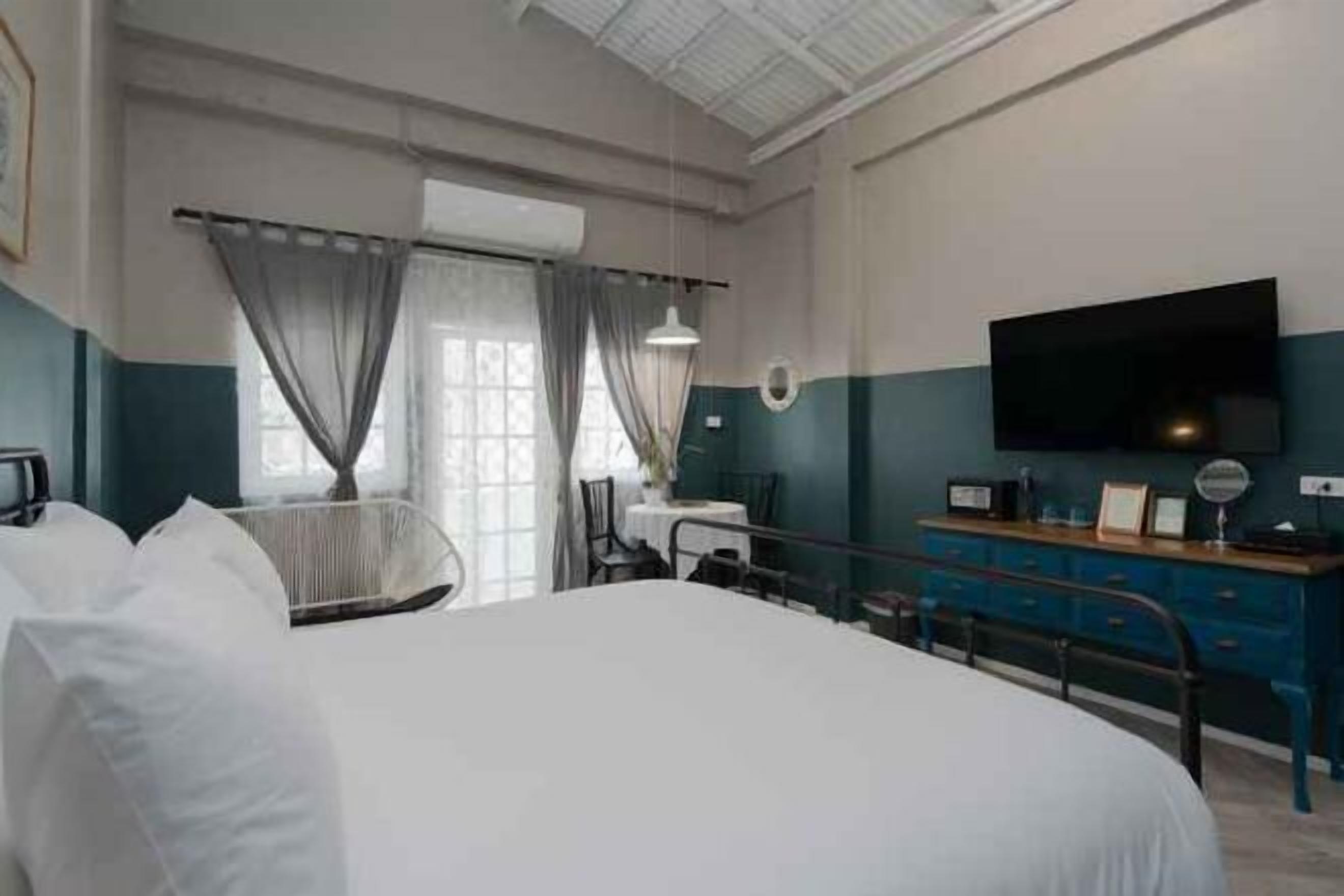 Zimmersafe, Verdunkelungsvorhänge, kostenloses WLAN, Bettwäsche