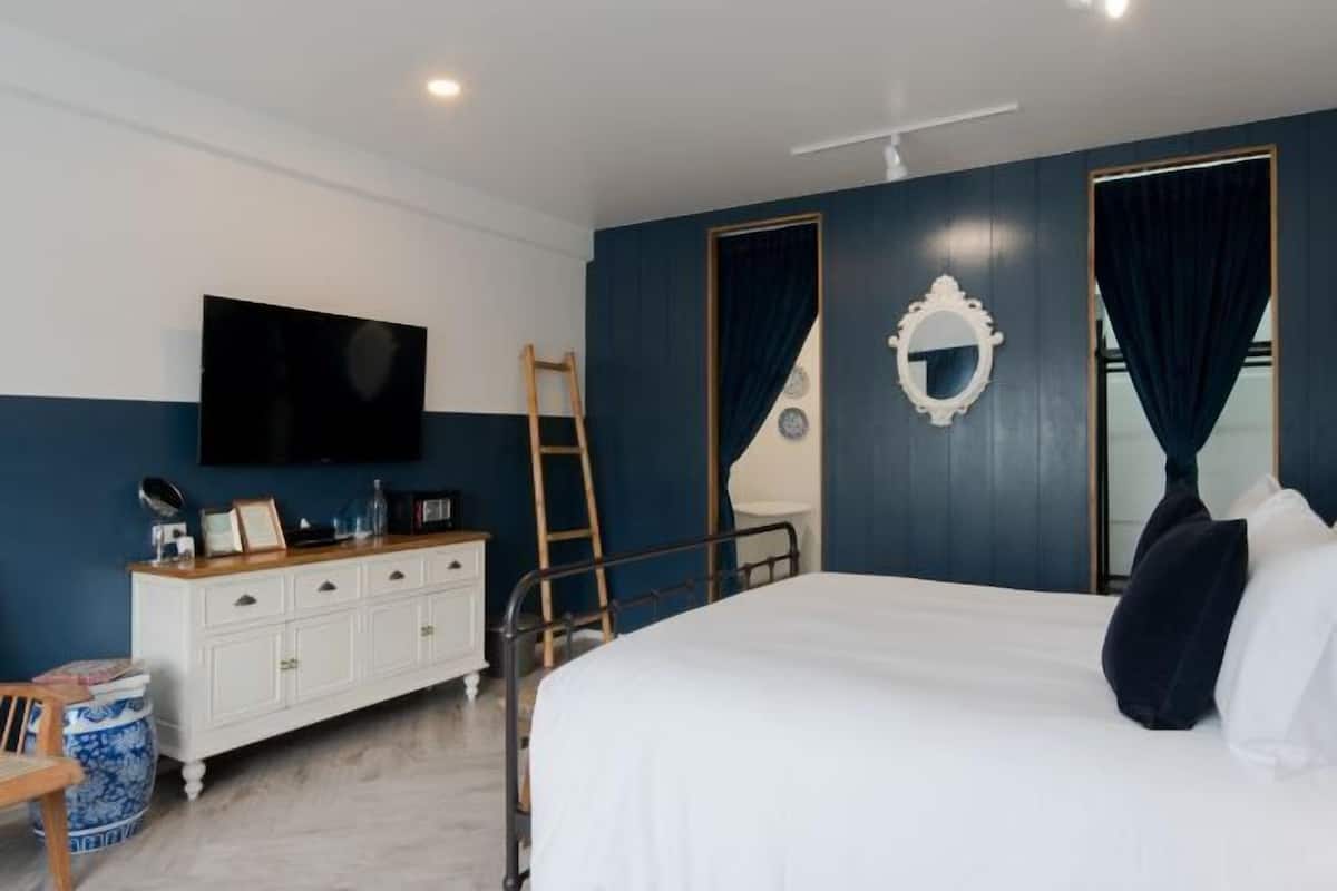 In-room safe, blackout curtains, free WiFi, bed sheets