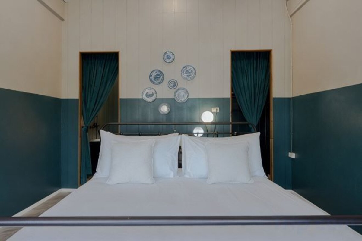 Cofres nos quartos, cortinas blackout, Wi-Fi de cortesia, roupa de cama