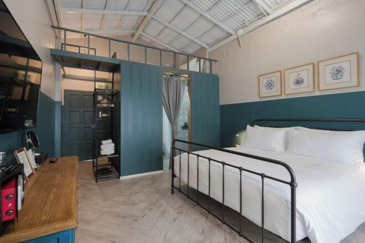 In-room safe, blackout curtains, free WiFi, bed sheets