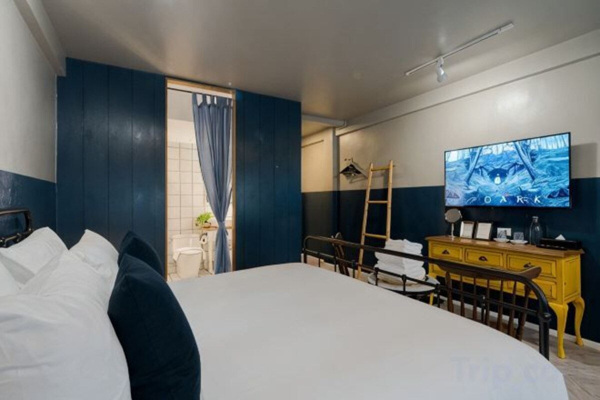 Cofres nos quartos, cortinas blackout, Wi-Fi de cortesia, roupa de cama