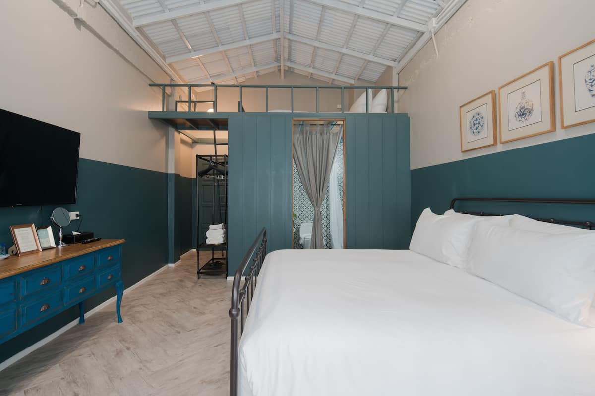 In-room safe, blackout curtains, free WiFi, bed sheets