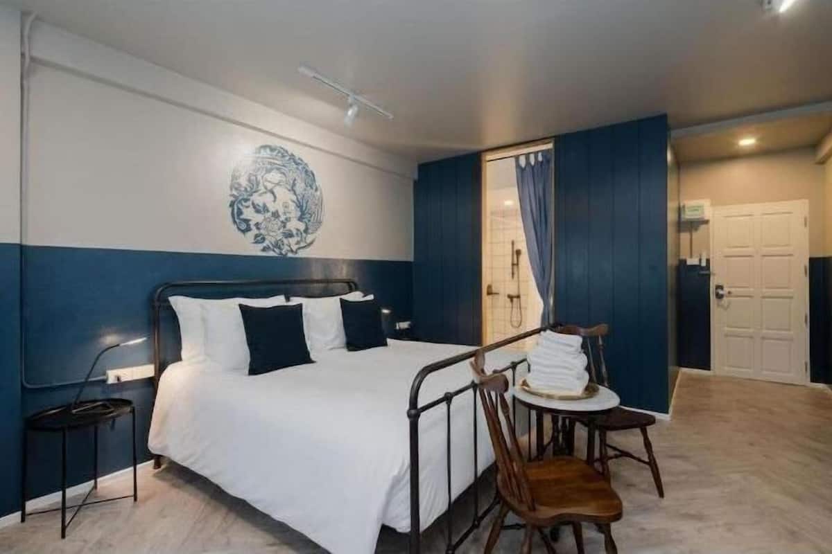 In-room safe, blackout curtains, free WiFi, bed sheets