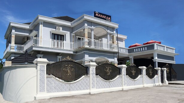 A two-story building with a sign reading "MAHAKAM Guest House". - OYO 1326 Mahakam Guest House (Padang)