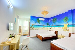 Familiekamer (Beach) | Een bureau, een strijkplank/strijkijzer, gratis wifi
