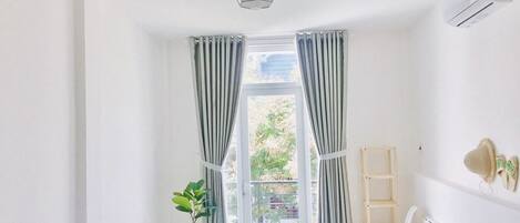 Tropic Room, Balcony