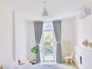 Tropic Room, Balcony | Desk, iron/ironing board, free WiFi - The Alps Homestay (Da Nang)