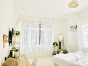 Tropic Room, Balcony | Desk, iron/ironing board, free WiFi - The Alps Homestay (Da Nang)