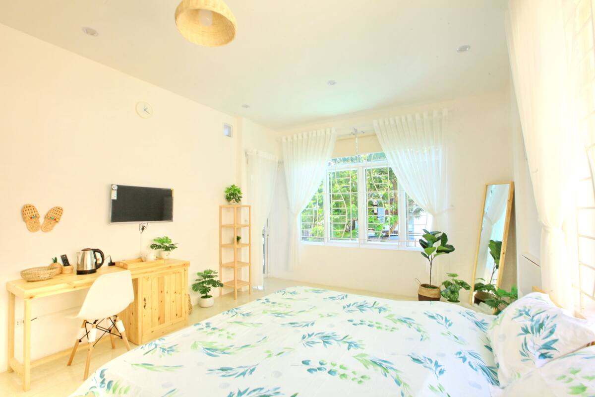 Tropic Room, Balcony | Desk, iron/ironing board, free WiFi