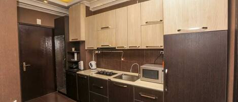 Frigorifero, microonde, piano cottura, tostapane