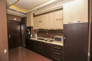 Kühlschrank, Mikrowelle, Herdplatte, Toaster