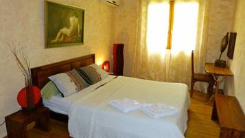 4 bedrooms, iron/ironing board, WiFi, bed sheets