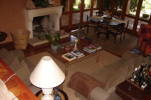 Een smart-tv en een open haard