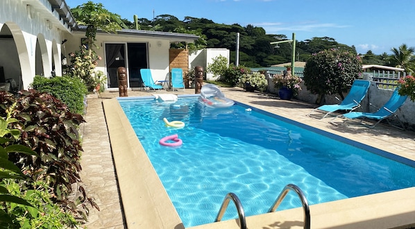 Piscina all'aperto, lettini