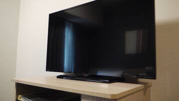 Un televisor de pantalla plana montado en un mueble de madera con reproductor de DVD integrado.