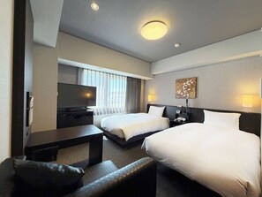 A hotel room with two beds, a TV, a desk, and a lamp. - Hotel Route-Inn Grand Ota Ekimae (Ota)