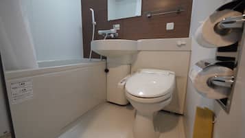 Combined shower/bathtub, free toiletries, hair dryer, slippers