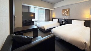 A hotel room with two beds, a TV, a desk, and a chair. - Hotel Route-Inn Grand Ota Ekimae (Ota)